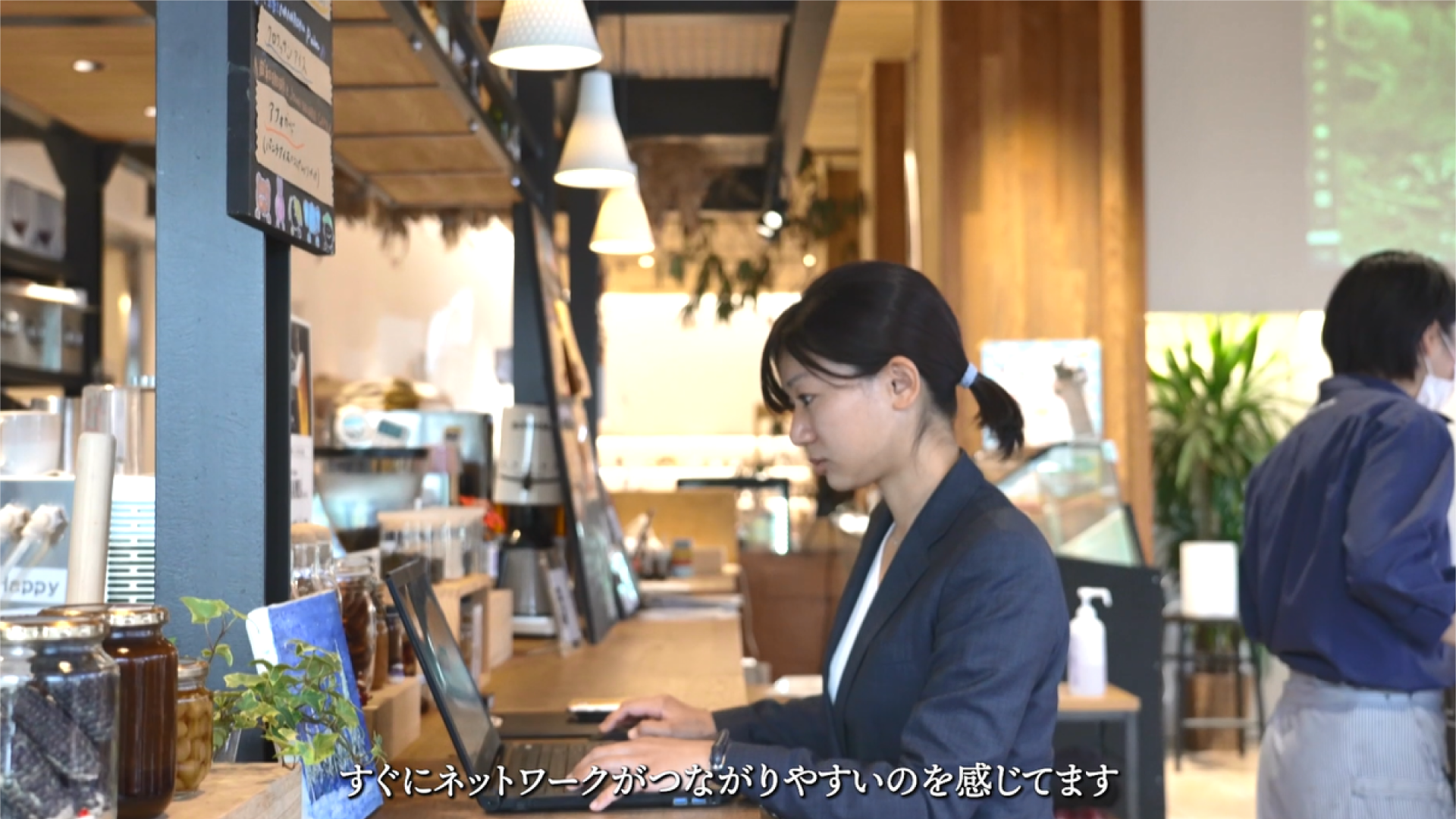 職場のカフェで作業中の中村さん
